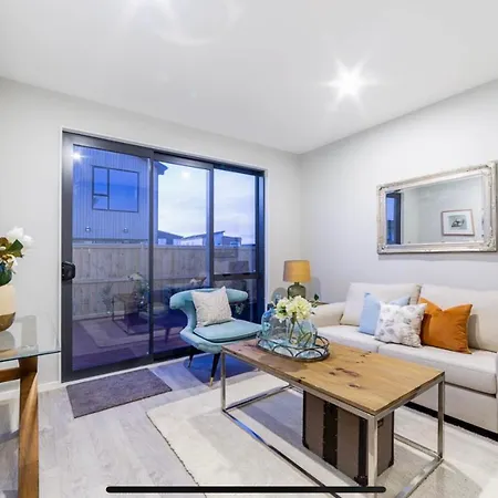 Scott Point Private Entry Flat Offers The Entire Living Room, Bedroom And Ensuite, Parking Available